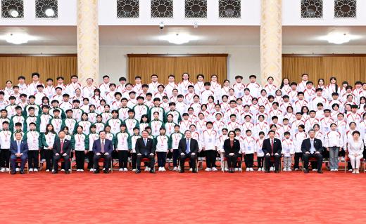 丁薛祥接见“向国旗敬礼”港澳青少年升旗队代表访京团